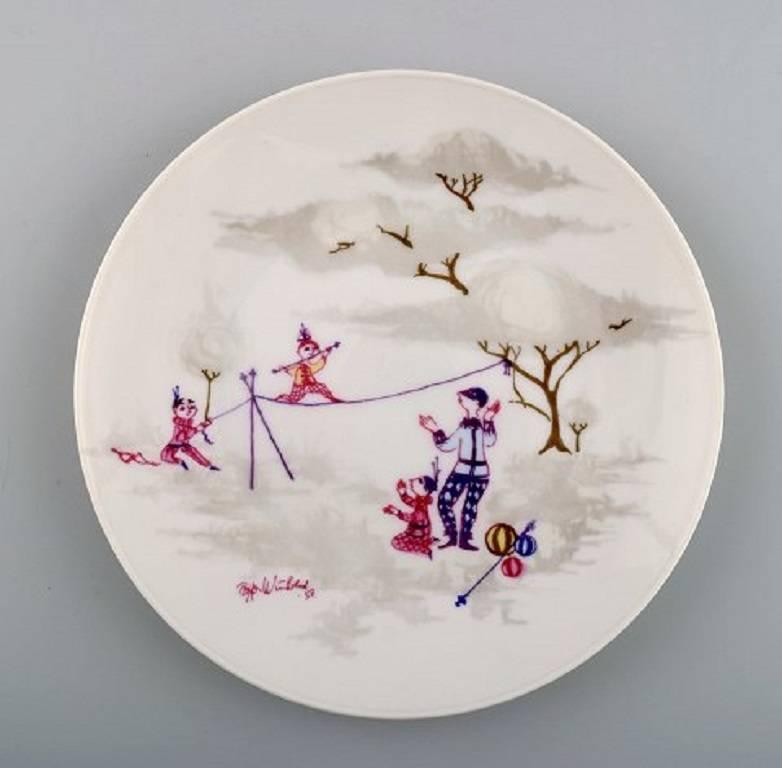 Rosenthal Studioline, Bjørn Wiinblad nine plates in porcelain, line dancers. 

Rare plate.

In perfect condition.

Measures 19.5 cm.

Stamped. Dated 57.