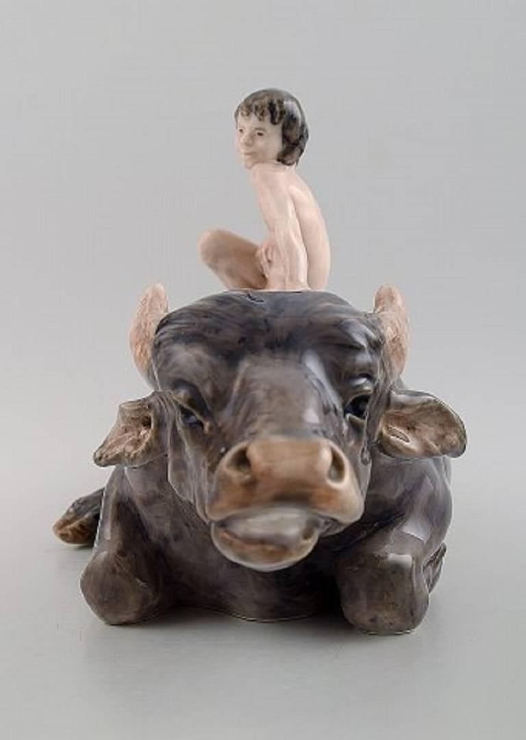 Rara figura de Royal Copenhagen, Niño desnudo sobre búfalo de agua Otro en venta