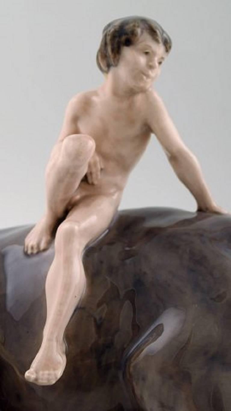 Rara figura de Royal Copenhagen, Niño desnudo sobre búfalo de agua Danés en venta