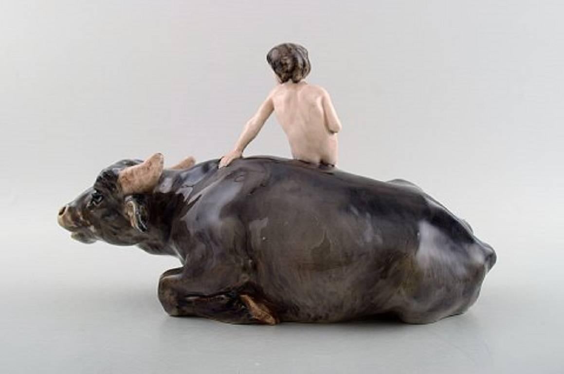 Rara figura de Royal Copenhagen, niño desnudo sobre búfalo de agua.

Model No. 1849.

Mide 30 cm. X 18 cm.

En perfecto estado, 2ª.