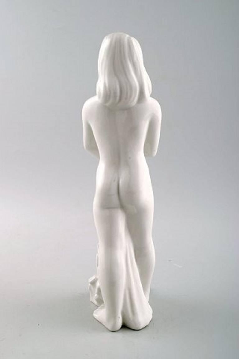 Harold Salomon für Rorstrand, weiß glasierte Figur eines Mädchens mit Katze. 

Gestempelt.

In perfektem Zustand. 

Maße: Höhe 25,5 cm.
