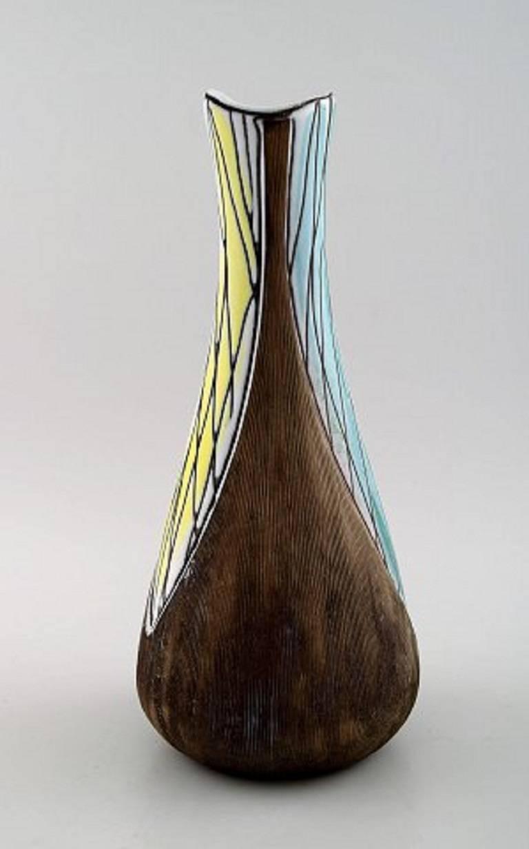 Vase en céramique Mari Simmulson pour Upsala-Ekeby.

En parfait état.

les années 1950-1960.

Mesure 25 x 11 cm.

Estampillé.
         