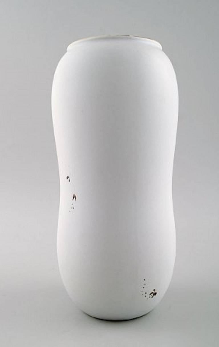 Stig Lindberg, vase, 'Grazia', white glazed, painted with silver decoration in the form of flowers, Gustavsberg, Sweden.

Measures: Height 22 cm, width 11 cm.

Model number 217.

Stamped.

In perfect condition.