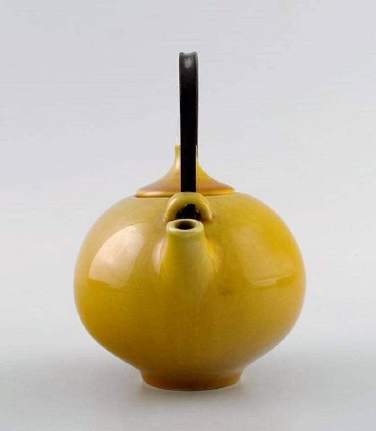 Carl-Harry Stålhane, Rorstrand / Rörstrand, small ceramic tea pot.

Glaze in yellow shades.

Measures 11 x 9 cm. (Without handle)

In perfect condition, 1st. factory quality.
