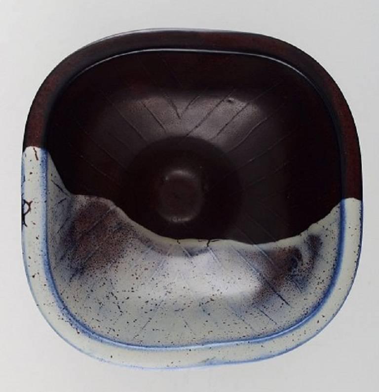 Wilhelm Kåge/Kage (1889-1960) for Gustavsberg, "Farsta".
Unique bowl in stoneware, decorated with light blue and bordeaux / dark red glaze.

Provenance: Nils Holm's collection of modern crafts.

Stamped. Gustavsberg, Studio,