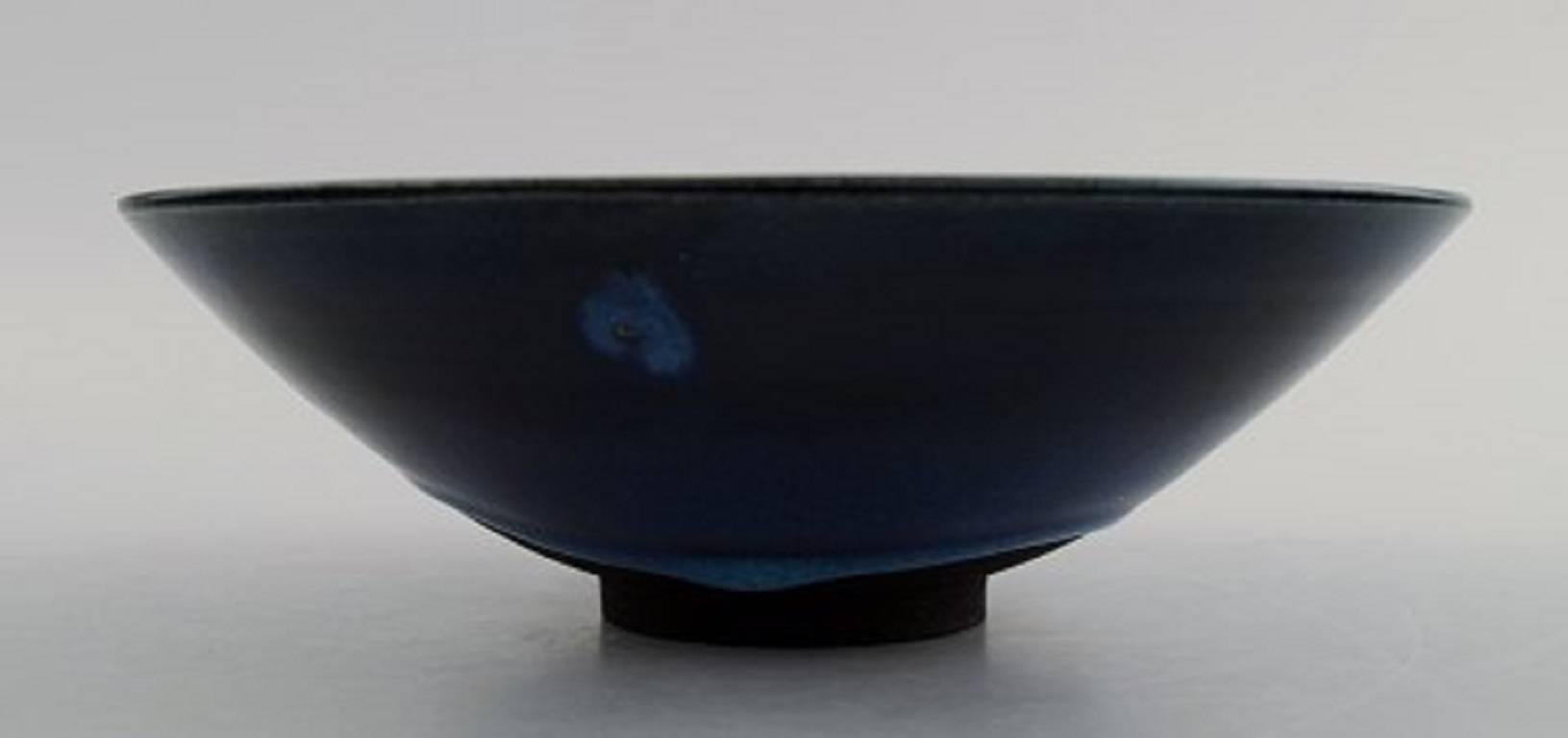 Wilhelm Kåge/Kage (1889-1960) for Gustavsberg, "Farsta".

Unique bowl in stoneware, decorated with beautiful blue glaze in many shades.

Provenance: Nils Holm's collection of modern crafts.

Stamped. Gustavsberg Kåge.

In perfect