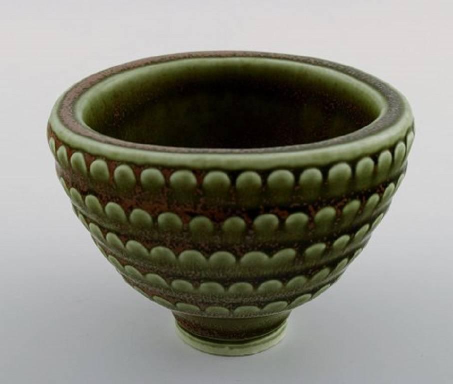 Wilhelm Kåge (1889-1960) for Gustavsberg.

Bowl in stoneware, decorated with green glaze in many shades.

Provenance: Nils Holm's collection of modern crafts.

Stamped. Gustavsberg Kåge Verkstad.

In perfect condition.

Measures 10.5 x 8