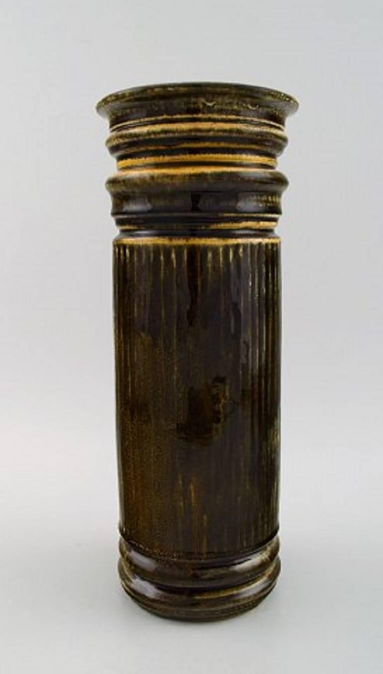 Kähler, Denmark, glazed vase, 1930s.

Designed by Svend Hammershoi.

Uranium yellow glaze.

Measures 30 x 12 cm.

Marked.

In perfect condition.