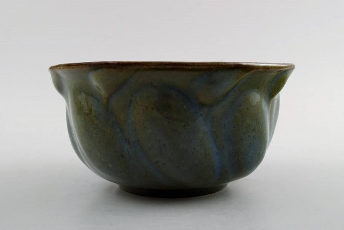 Early Axel Salto for Royal Copenhagen, stoneware bowl, modeled in organic form, decorated with glaze in blue-green tones.

1930s.

Signed Salto.

In perfect condition. 1st. factory quality.

Measures 16 cm x 8 cm.