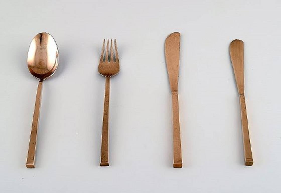 Sigvard Bernadotte 'Scanline' cutlery in brass complete for four people .

Consisting of: Four dinner knives, four dinner forks, four soup/desert spoons, four butter knives.
 
In excellent condition. 

Danish design 1960s-1970s.

Dinner knife / fork