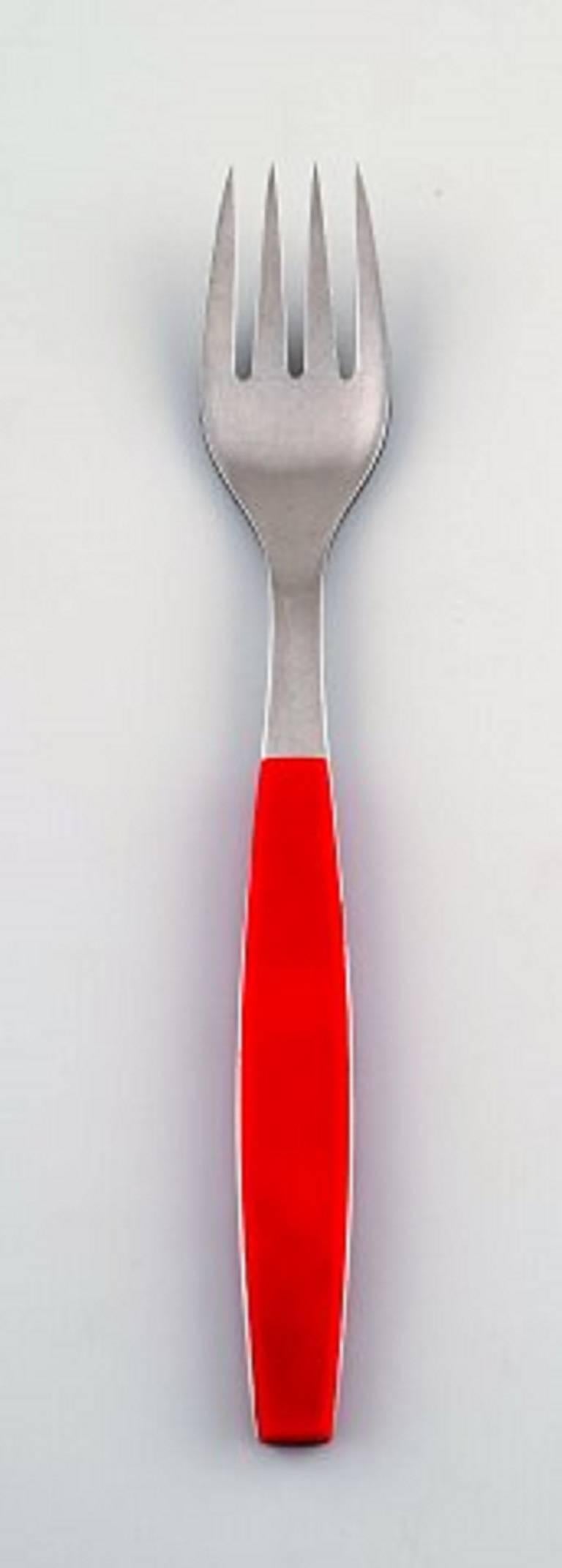 Complete service for six people, Henning Koppel. 

Strata cutlery in stainless steel and red plastic. 

Manufactured by Georg Jensen.

Consisting of: Six knives, six forks , six dessert spoons, six bouillon spoons.

In very good