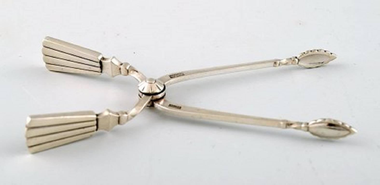 Bernadotte silver cutlery Georg Jensen Sugar tongs.

Marked : 1945-1951.

Bernadotte, Georg Jensen silver flatware, cutlery pattern no. 9 Bernadotte 925 

Sterling silver.

Length 10 cm.

Very good condition, ordinary wear.

The elegant