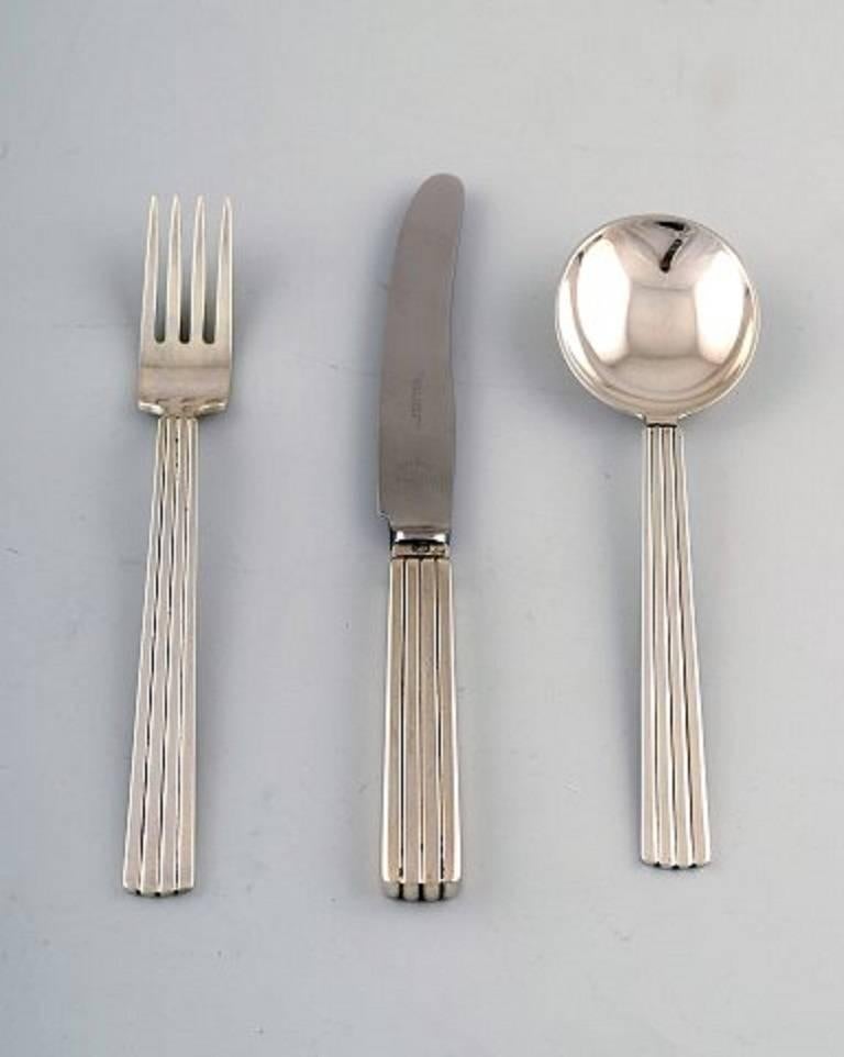 Bernadotte silver cutlery Georg Jensen complete lunch service for 14 persons, 42 pieces. 

14 luncheons knives, 14 luncheons forks, 14 bouillon spoons.

Bernadotte, Georg Jensen silver flatware, cutlery pattern no. 9 Bernadotte 925 Sterling