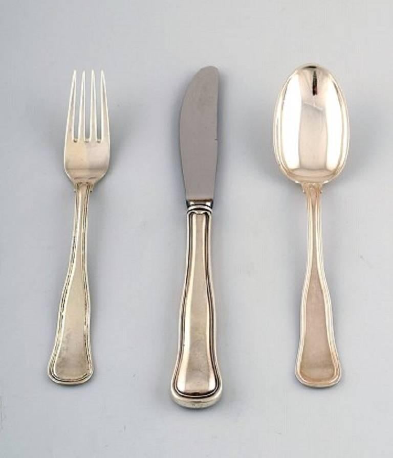 Cohr old Danish silver cutlery for six people. A total of 19 pieces.

The set consists of six spoons, six forks, six knives and a serving fork.

Stamped 830S and Cohr.

In very good condition.

Knife measures 20 cm