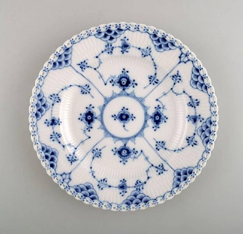 Ten plates Royal Copenhagen blue fluted lunch plates

Number 1085. 

Three plates in 1st. factory quality. 7 in second factory.

Diameter 23.5 cm.

Very good condition.
