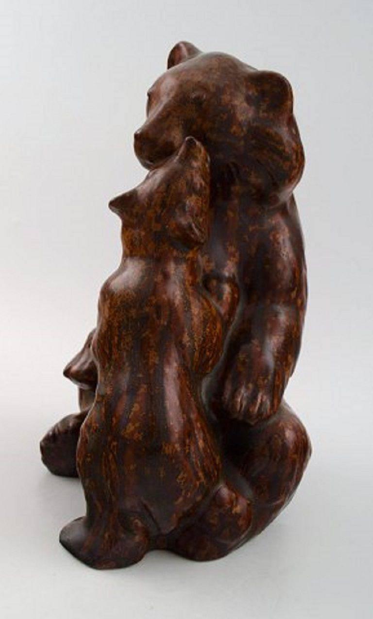 Arne Bang 1901-1983. Figure in stoneware, brown bear with cub.

Signed AB 57. 

Denmark, mid-20 century.

Measures: Height 26 cm., diameter 17 cm.

Beautiful glaze.

Perfect condition.