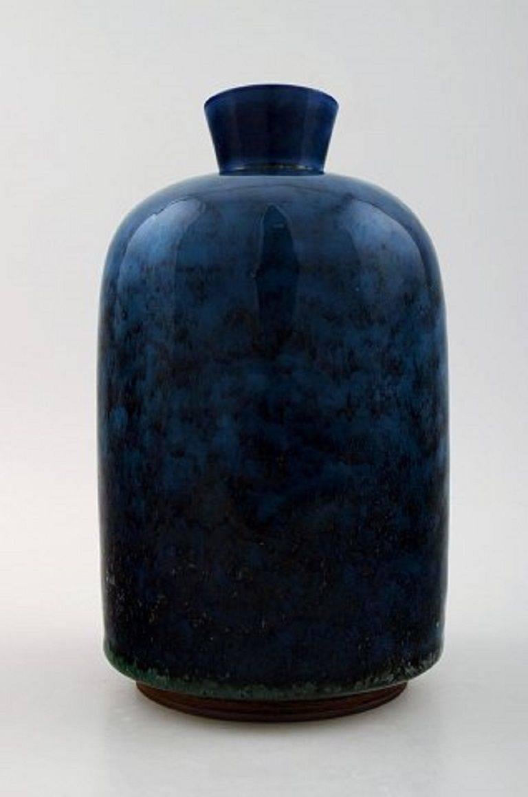 Berndt Friberg studio ceramic vase. Modern Swedish design. 

Unique, handmade.

Fantastic glaze in blue tones.

Perfect condition. 1st. factory quality.

Measures: 18.5 cm x 10 cm.