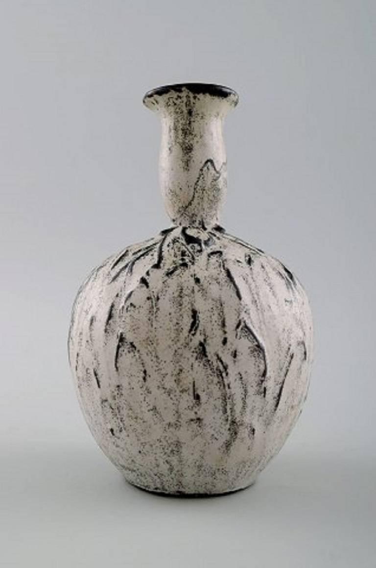 Kähler, Denmark, glazed vase, 1930s.

Designed by Svend Hammershøi.

Glaze in black and gray.

Measures: 13 x 9.5 cm.

Stamped.

In perfect condition.