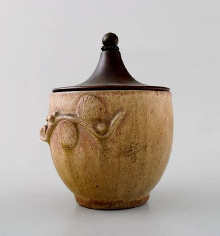 Arne Bang (1901-1983). Jar with lid of glazed stoneware with foliage in relief, lid of patinated bronze.

Signed in monogram, AB and design no. 181.

Measures: Height 12 cm. Diameter 9 cm.

In perfect condition.