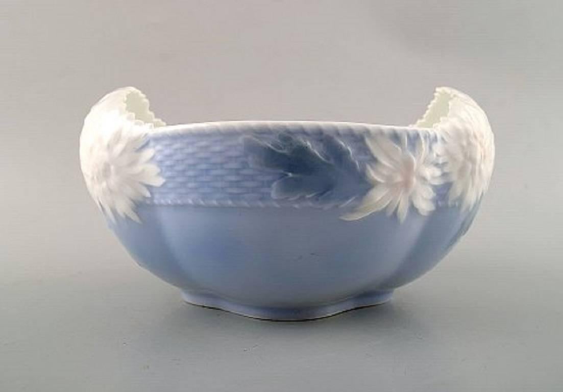 Rare Royal Copenhagen Art Nouveau bowl decorated with flowers and foliage in relief.

Rare form. 

Late 1890s.

Measures 19 cm. x 10 cm.

Stamped. Number 11/7.

1st. factory quality, in perfect condition.