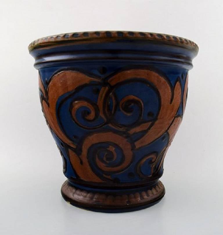 Kähler, Denmark, glazed large stoneware vase or flower pot, 1920s.
Beautiful cow horn glaze technic.
Stamped.
Measures: 25 x 23 cm.
In perfect condition.