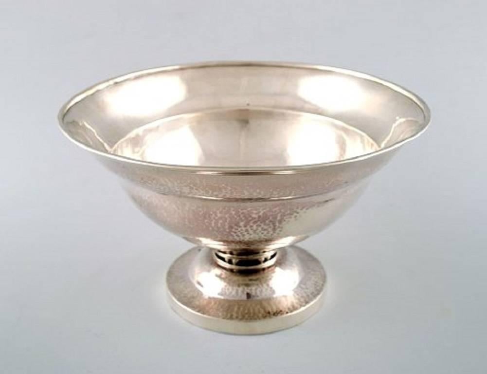 Johan Rohde for Georg Jensen bowl / centrepiece in lightly hammered sterling silver.
Dessin number 413.
Manufactured in the period 1915-1927.
Measures: 23 cm. X 13 cm.
In very good condition.