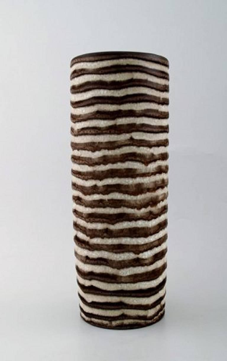 Helge Østerberg/Osterberg, vase of burnt chamotte clay, brown stripes.
Signed Ø, Denmark, 1960s.
Measures: Height 22.5 cm, diameter 8 cm.
In perfect condition.