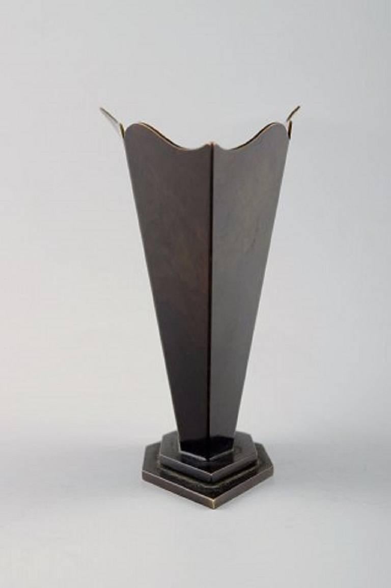 Art Deco vase, bronze. Danish design, 1930s / 40s.
Measures: 16 cm. x 11.5 cm.
Stamped. Bronze smedien, danish for blacksmith.
In very good condition, beautiful patina.