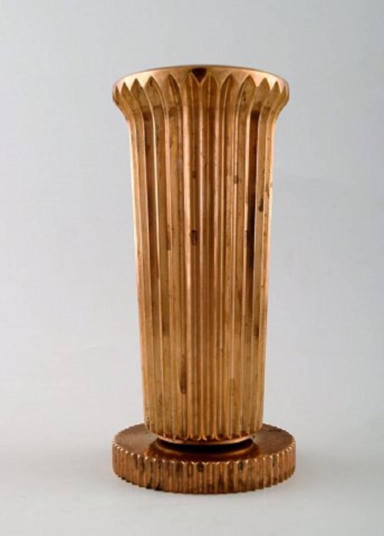 Tinos Art Deco vase in bronze.
Denmark, 1940s.
Marked.
In fine condition.
Measures: 16 cm x 7 cm.