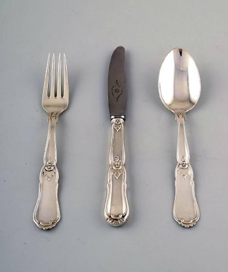 Complete Danish silver dinner service for 12 people.
Classic design.
Guardein Johannes Siggaard, 1930s-1940s.
A total of 36 pieces.
Knife measures: 18.7 cm.
Perfect condition.
Stamped.