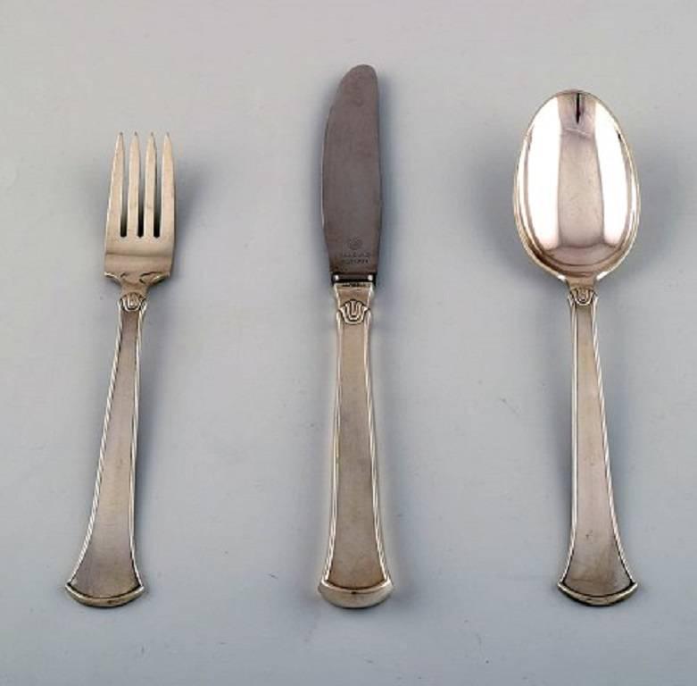 Hans Hansen silverware number 5 in sterling silver. 
Complete silver dinner service for six people.
A total of 20 parts. Incl. Serving spoon and salt spoon.
Knife measuring: 22 cm.
Perfect condition.
Stamped.