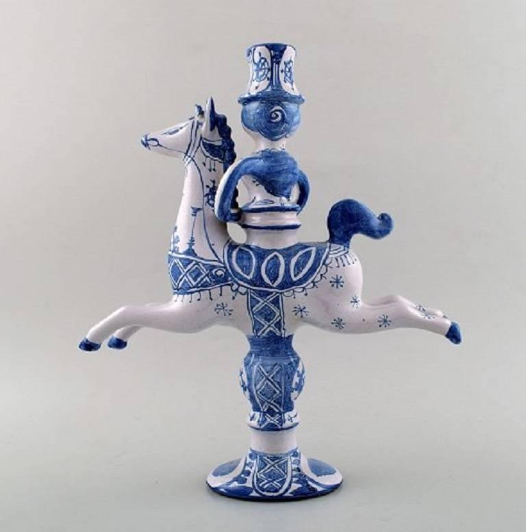 Bjorn Wiinblad figurine from the blue house.
Figure / candlestick rider on horseback with space for a light.
Decoration number L4.
This is from 1980.
Measure: Height 30 cm, width 26 cm.
Perfect condition.