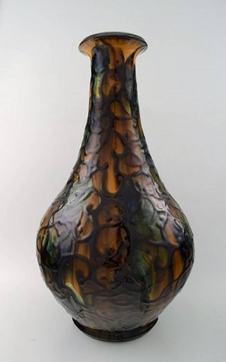 Kähler, Denmark, large glazed stoneware floor vase in modern design.
1930s-1940s. Cow Horn technique.
Stamped.
Measures: 48 cm. X 26 cm.
In perfect condition.