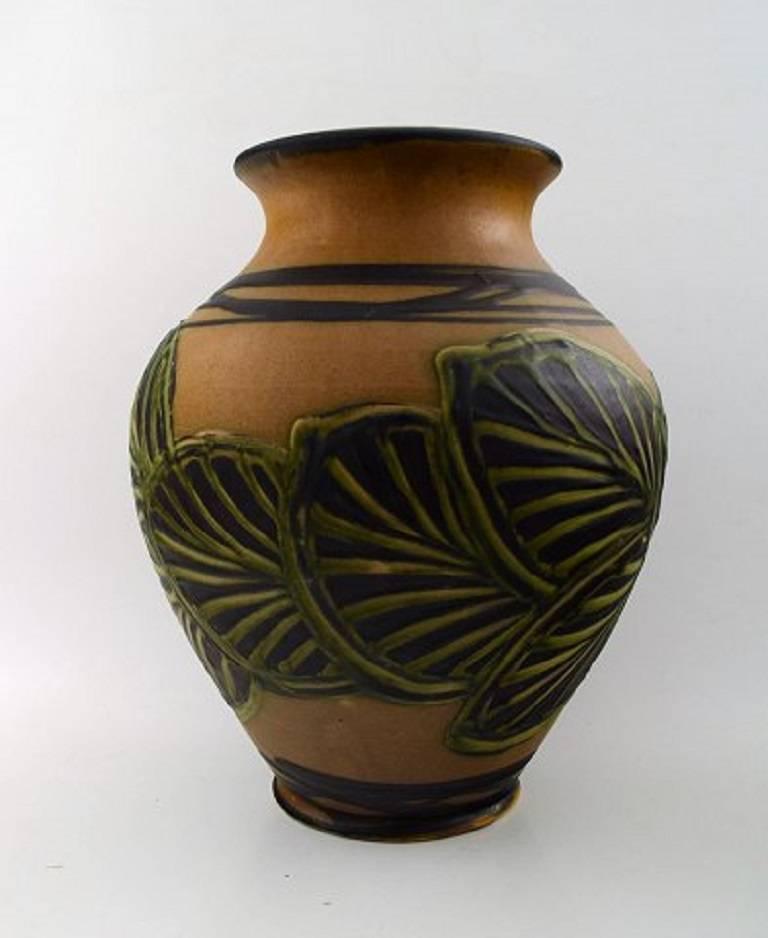 Kähler, Denmark, large glazed stoneware vase in modern design.
1930s-1940s. Cow horn technique.
Stamped.
Measures: 31 cm. X 23 cm.
In perfect condition.