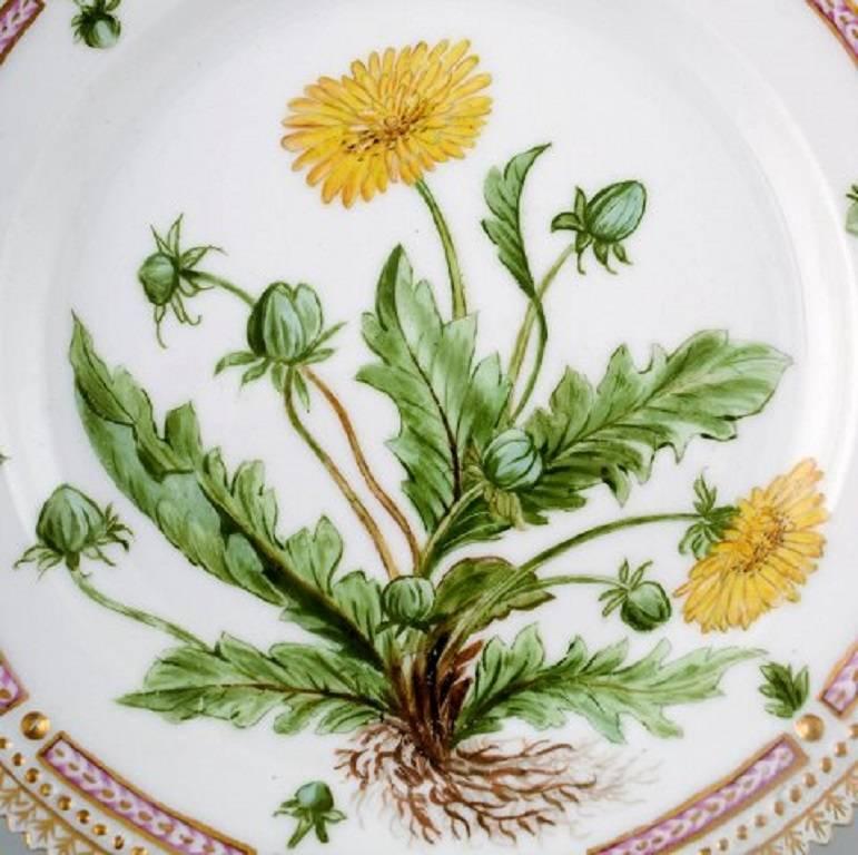 Royal Copenhagen Flora Danica lunch plate.
Model number 20 / 3553.
Measures: 21.5 cm. in diameter.
Dated 1927.
2nd., in perfect condition.