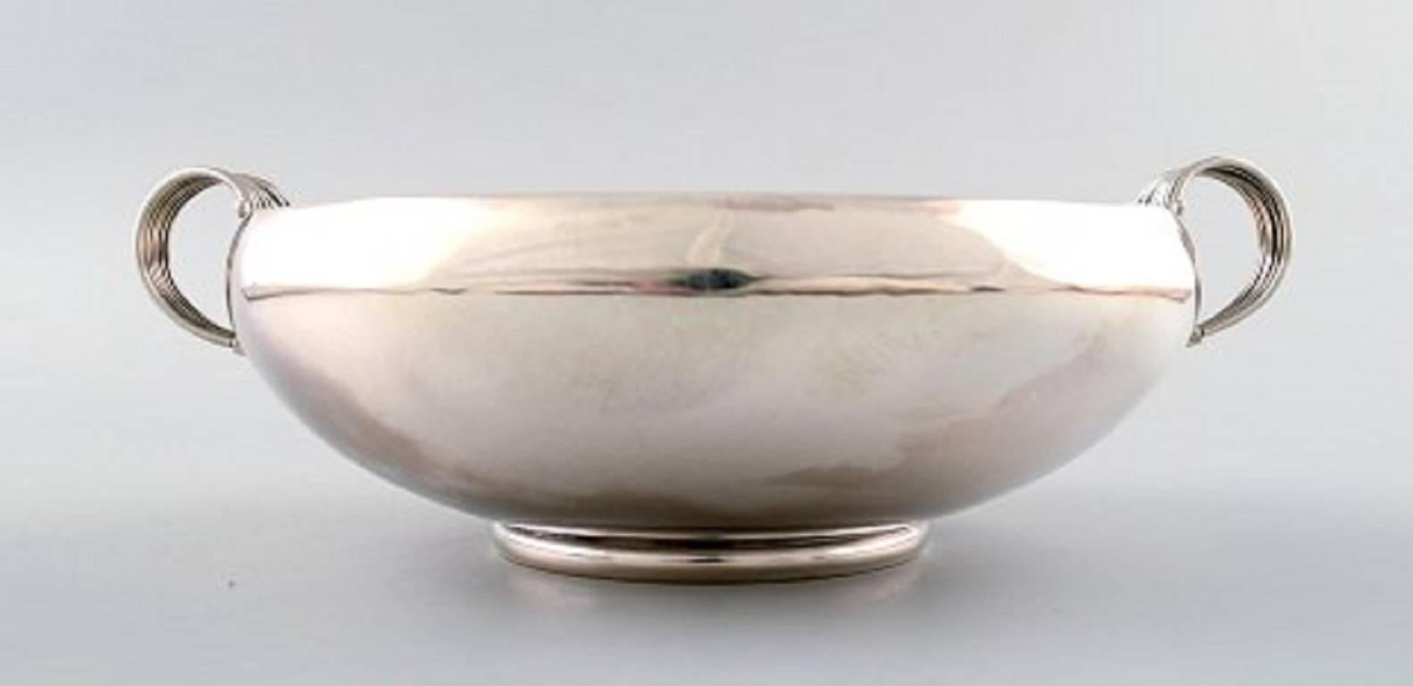 Evald Nielsen, Art Deco large sterling silver bowl.
Measures: 24 cm. x 8 cm.
Stamped: Evald Nielsen Sterling silver.
In perfect condition.
Weight 498 g.