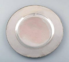 Evald Nielsen Deckelteller aus gehämmertem Sterlingsilber mit Perlenbordüre