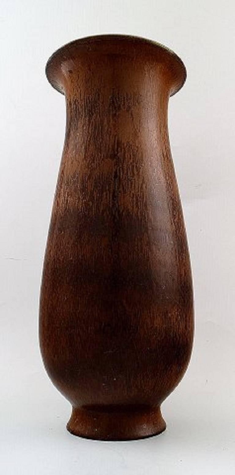 Large Rörstrand floor vase in ceramics by Gunnar Nylund.
Measures: 39 cm. tall. Diameter 16 cm.
In perfect condition.
Glaze in brown shades.
2nd factory quality.
Stamped.