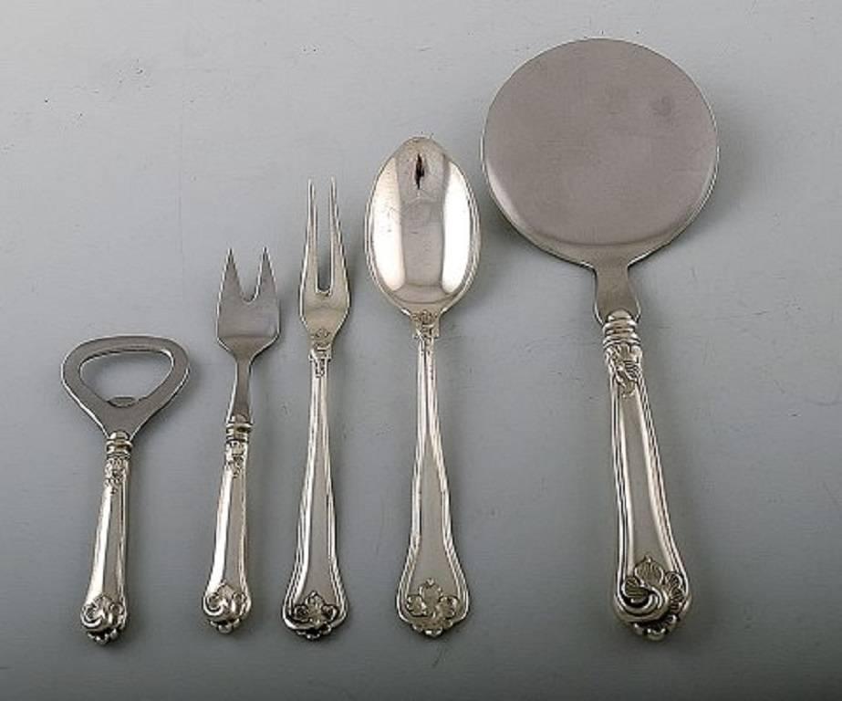Carl M. Cohr. Saxon Flower.
Complete silver (.830) lunch service for six person.
Total of 23 parts.
Lunch knife / fork and dessert spoon and five serving pieces.
The knife measures 20.5 cm.
Stamped.
In very good condition.