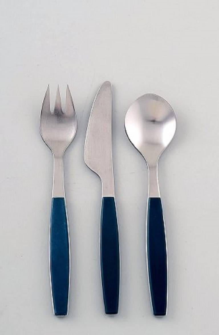 Complete dinner service for six person, Henning Koppel for Georg Jensen. Stainless steel and green plastic cutlery. Manufactured by Georg Jensen.
Comprising of: Six dinner knives, six dinner forks, six dinner spoons.
In very good