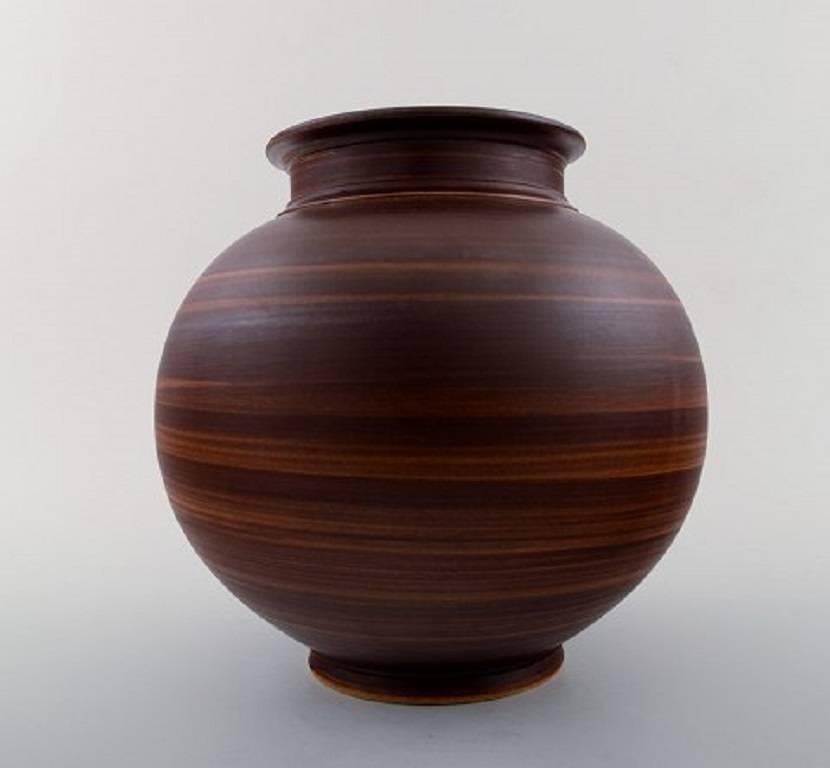 Lidkoping, Gunnar Nylund ceramic vase.
Sweden, 1960s.
Beautiful glaze in brown tones.
In perfect condition.
Measures: 20 cm. x 19 cm.