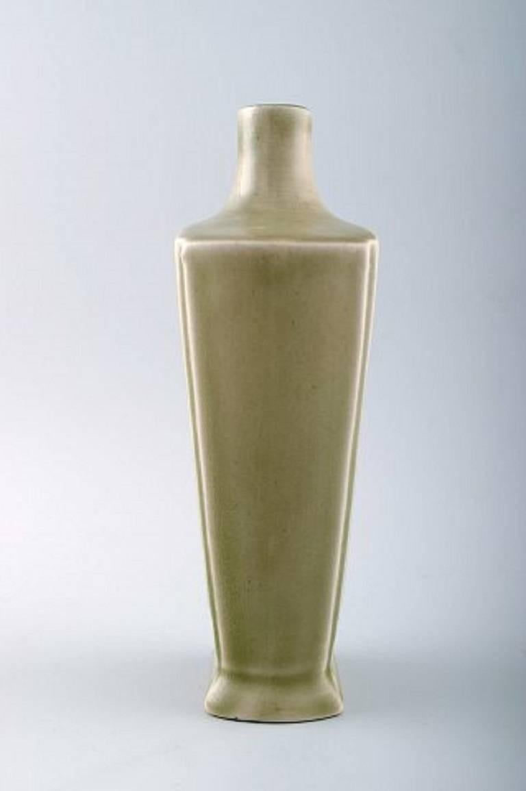 Chinese ceramic vase in celadon glaze with dragon motifs.
In perfect condition.
Stamped. Early 1900s.
Measures: 21.5 cm. x 10 cm.