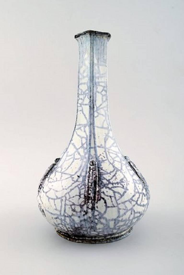 Kähler, Denmark, large glazed vase, 1930s.
Designed by Svend Hammershøi.
Glaze in black and grey.
Measures 21.5 x 13.5 cm.
Stamped.
In perfect condition.