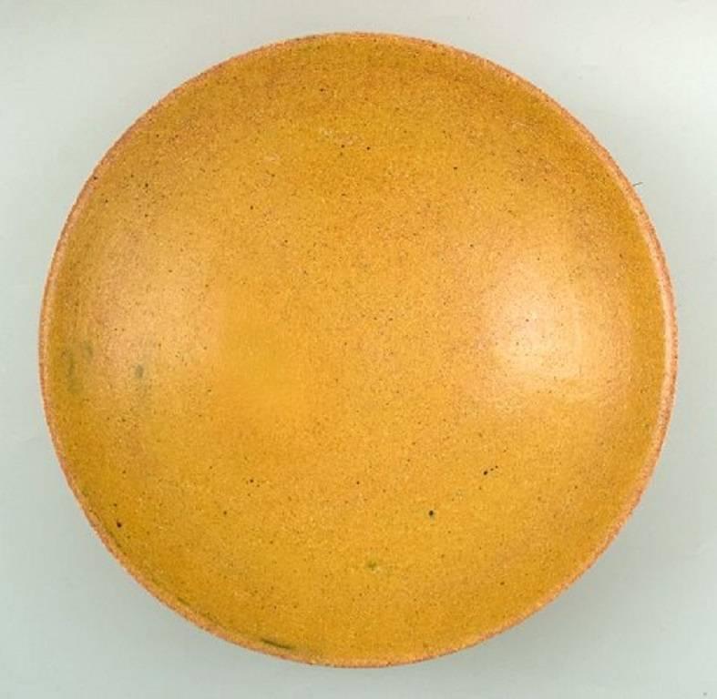 Alev Siesbye b. Istanbul 1938: Ceramic bowl, decorated with yellow glaze.
Signed Alev. '73.
Measures: 28 cm. x 8 cm.
In perfect condition.