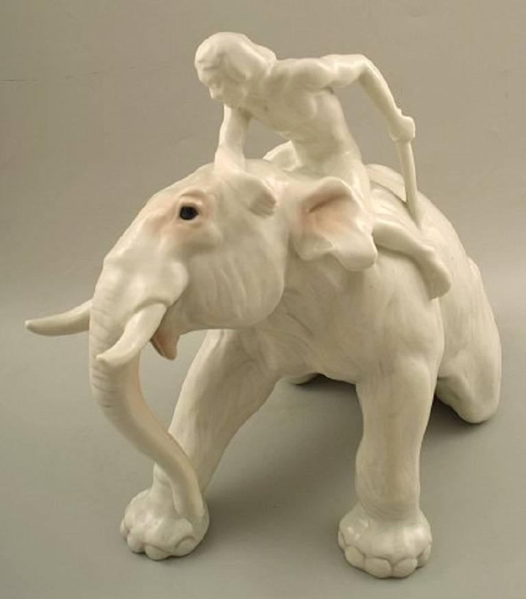 Seltene Figurengruppe mit Mahut und Elefant. Nummer 1858. Bing & Grondahl, um 1920.
Maße: 33 cm. x 29 cm.
In perfektem Zustand. 2. Werksqualität.