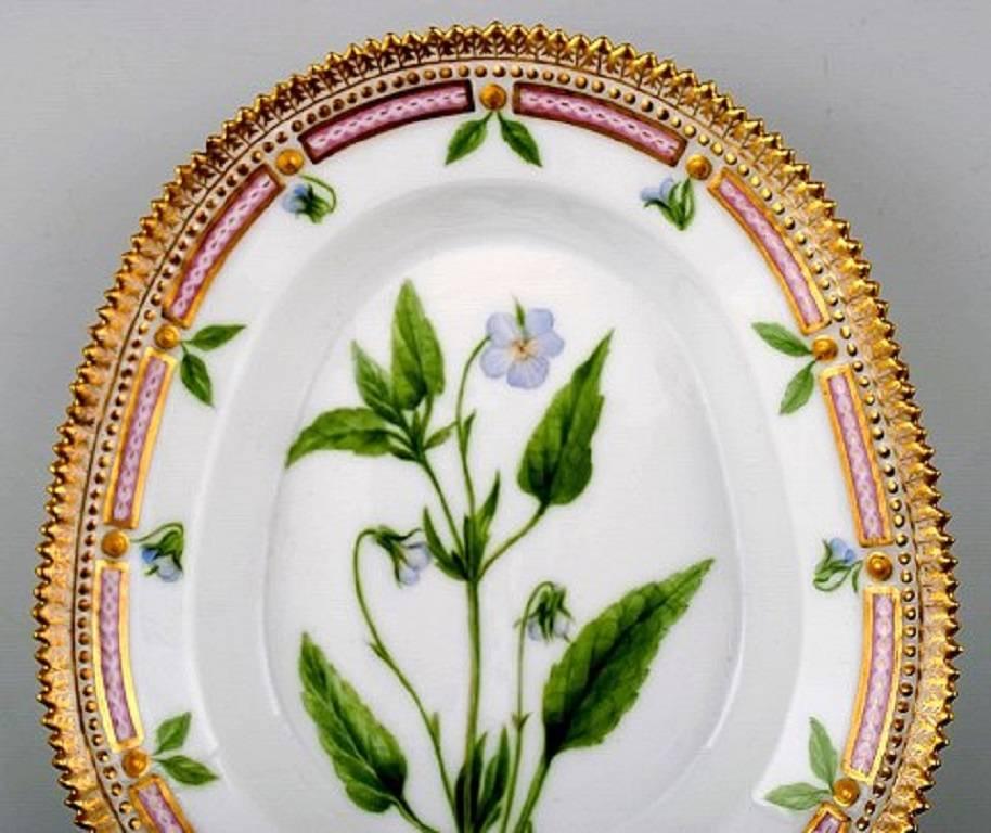 Royal Copenhagen flora Danica leafshaped dish with handle 20/3541.
Measures 24.5 cm. / 9 3/5