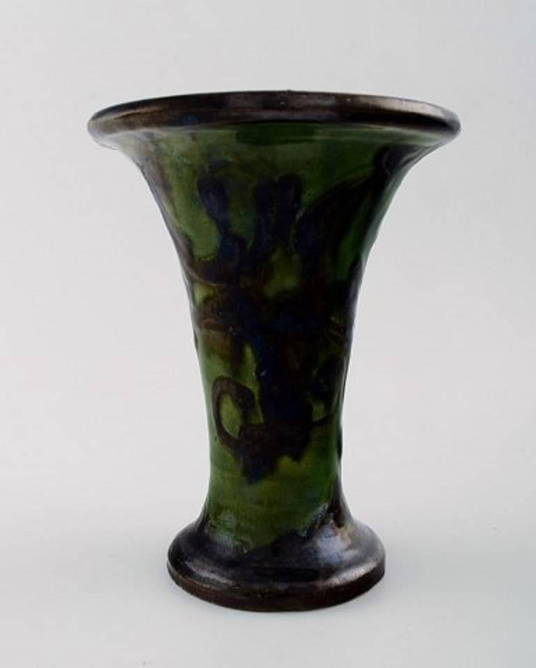 Kähler, Denmark, glazed stoneware vase, trumpet-shaped.
Glaze in green / brown / blue shades.
1930s-1940s.
Stamped.
Measures: 16.5 cm. x 13 cm.
In perfect condition.