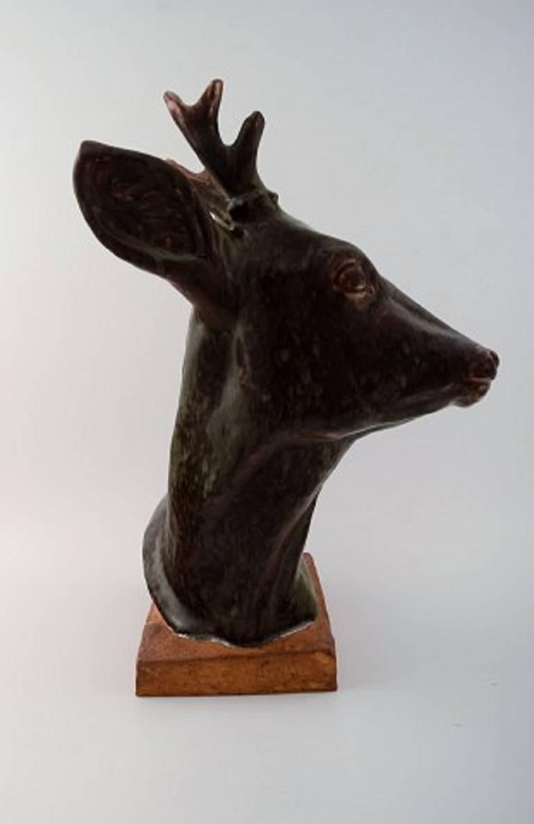 Karl Otto Johansen: Deer head. Large figure of stoneware, B & G, partially decorated in sung glaze.
Signed in monogram. No. 2500/7002.
Measures: Height 44 cm, width 27 cm.
In perfect condition. 1st. factory quality.