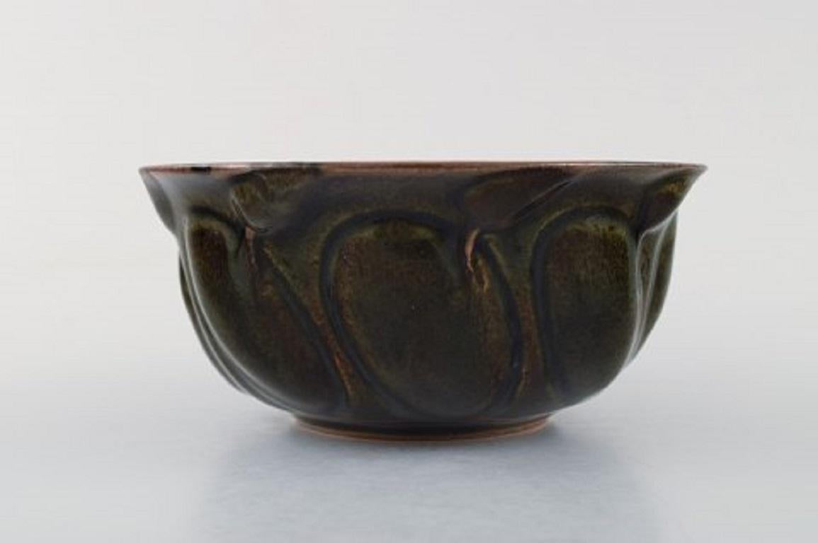 Axel Salto for Royal Copenhagen: Stoneware bowl, modeled in organic form, decorated with glaze in aubergine colored tones.
Signed Salto.
In perfect condition. 2nd factory quality.
Measures: 15 cm. X 7cm.