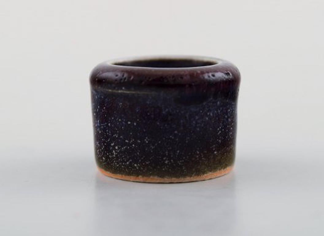 Stig Lindberg (1916-1982), Gustavsberg Studio hand, ceramic miniature vase in deep dark shades.
Measures: 22 x 16 mm.
In very good condition.
Stamped.